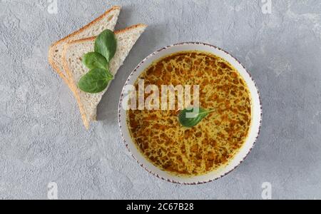 Bol de soupe de chaudrée de fruits de mer laiteux maison avec maïs, pommes de terre, carottes sur fond de pierre gris clair. Délicieux plat de première qualité, confortable. Banque D'Images