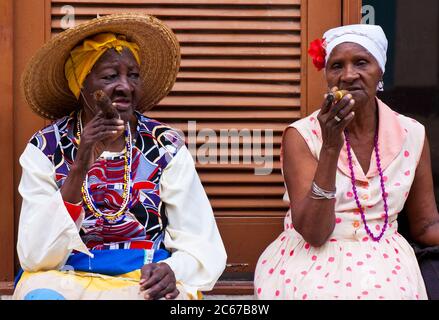 Les femmes noires âgées fument des cigares cubains dans la vieille Havane Banque D'Images