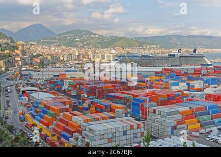 Salerno, Italie - 27 juin 2014 : vue aérienne des conteneurs d'expédition au port du terminal de fret de Salerno, Italie. Banque D'Images