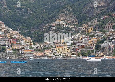 Positano, Italie - 28 juin 2014 : ville pittoresque de Cliff à la côte amalfitaine, en bord de mer à Positano, en Italie. Banque D'Images