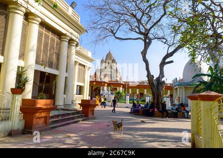 Dakshineswar Kali Mandir Temple construit en navaratna ou neuf spires sur plate-forme haute. Heure du coucher du soleil. Architecture historique célèbre. Kolkat Banque D'Images