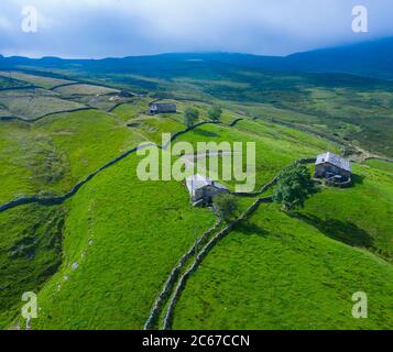 Paysage de printemps d'un drone dans le port de Las Estacas de Trueba. Vallées de Pasiegos. Région de Merindades. Province de Burgos. Communauté de Castilla y León Banque D'Images