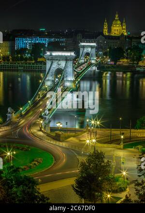 Pont de chaîne traversant le Danube avec la basilique Saint-Étienne en arrière-plan Banque D'Images