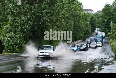 Une file de voitures en cours d'inondation sur Cowal Road Glasgow, en Écosse. Banque D'Images