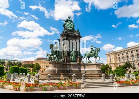 Vienne, Autriche - 24 juin 2020 - Maria Theresian Platz (place) avec plusieurs statues entre les musées pendant l'heure de Corona par une journée ensoleillée Banque D'Images