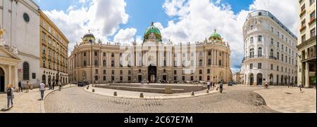 Vienne, Autriche - 24 juin 2020 - extérieur du palais Hofsted vu de la Michaelerplatz pendant l'heure de Corona par une journée ensoleillée Banque D'Images