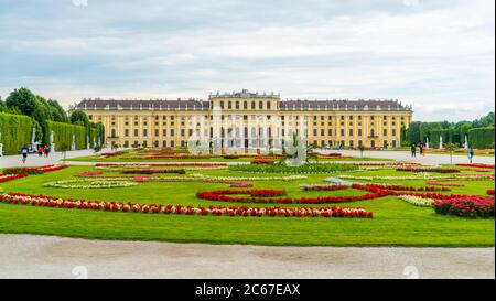 Vienne, Autriche - 25 juin 2020 - extérieur de l'arrière de Schloss Schönbrunn pendant l'heure de Corona, par une journée ensoleillée avec quelques touristes visitant le palais Banque D'Images