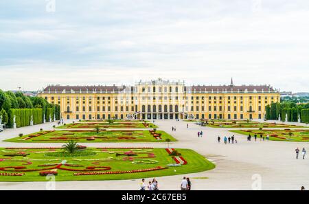 Vienne, Autriche - 25 juin 2020 - extérieur de l'arrière de Schloss Schönbrunn pendant l'heure de Corona, par une journée ensoleillée avec quelques touristes visitant le palais Banque D'Images