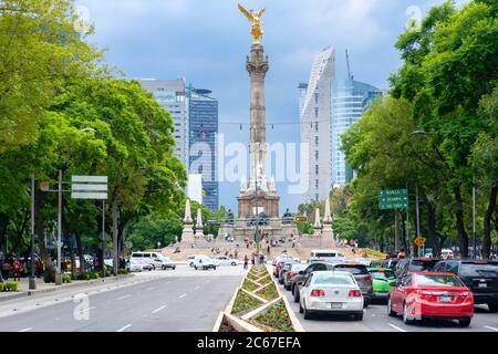 Paseo de la Reforma et l'Ange de l'indépendance à Mexico Banque D'Images