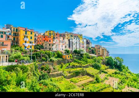 Cinque Terre, Italie - 1er juillet 2020 - vue d'ensemble du village très calme de Cornigli à cause de Corona, une des villes connues sous le nom de Cinque Terre au Memètre Banque D'Images