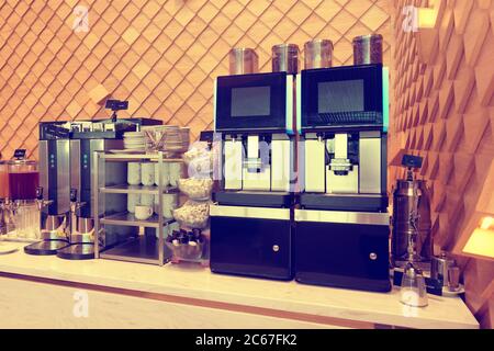 Machines à café automatiques et distributeurs d'eau chaude dans un salon d'aéroport, tonicité Banque D'Images