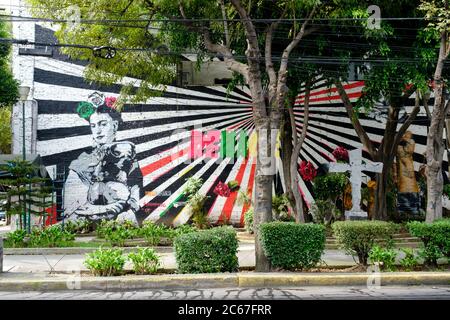 Art de rue avec une peinture de Frida Kahlo à Mexico Banque D'Images