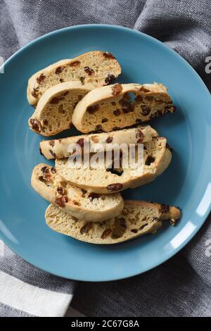 Biscotti ou cantucci italien savoureux fait maison dans un plateau bleu vue dessus Copyspace Banque D'Images