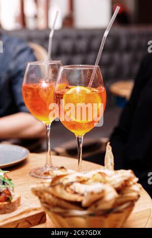 Deux verres de cocktail Spritz sur la table du restaurant, tons Banque D'Images