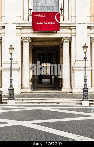 Entrée du Palazzo Nuovo, un des bâtiments des musées Capitolin (Musei Capitolini). Rome, province de Rome, Italie. Banque D'Images