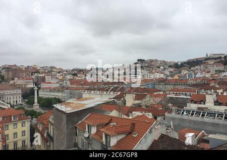 Lissabon, Portugal. 08ème août 2019. Vue sur la ville Lisbonne (Portugal) - vue de l'Elevador de Santa Justa, également appelé Elevador do Carmo, est un ascenseur pour passagers qui relie le quartier Baixa dans le centre de Lisbonne avec le quartier plus élevé de Chiado. La construction en acier remarquable a été construite en 1902 selon les plans de l'ingénieur Raoul Mesnier de Pontard. Credit: Marcus Brandt/dpa Picture-Alliance GmbH/Marcus Brandt/dpa/Alay Live News Banque D'Images