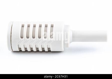 Macro-prise d'un silencieux pneumatique blanc monté sur un raccord rapide pour installations pneumatiques, isolé sur un fond blanc avec une attache Banque D'Images