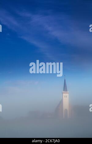 Église de Den Hoorn dans le brouillard Banque D'Images