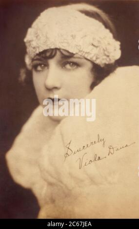 Viola Dana, actrice du film Silent, tête et épaules, Portrait de la publicité, début des années 1920 Banque D'Images