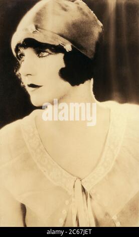 Viola Dana, actrice du film Silent, tête et épaules, Portrait de la publicité, début des années 1920 Banque D'Images