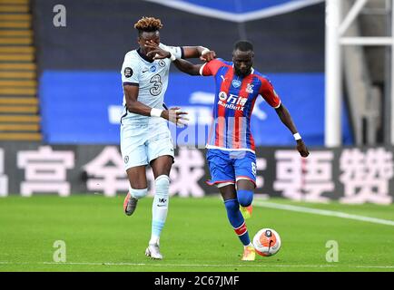 Cheikhou Kouyate (à droite) du Crystal Palace et Tammy Abraham de Chelsea se battent pour le ballon lors du match de la Premier League à Selhurst Park, Londres. Banque D'Images