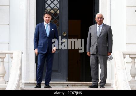 Lisbonne, Portugal. 7 juillet 2020. Le Premier ministre portugais Antonio Costa (R ) souhaite la bienvenue à son homologue italien Giuseppe Conte avant une réunion au Palais de Sao Bento à Lisbonne, Portugal, le 7 juillet 2020. Les deux dignitaires ont tenu des entretiens en vue de la prochaine réunion du Conseil européen, qui se tiendra à Bruxelles les 17 et 18 juillet, au cours desquels la proposition de la Commission pour le prochain cadre financier pluriannuel et le Fonds de redressement économique et social de l'Union européenne seront examinés. Crédit : Pedro Fiuza/ZUMA Wire/Alay Live News Banque D'Images