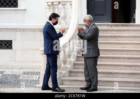 Lisbonne, Portugal. 7 juillet 2020. Le Premier ministre portugais Antonio Costa (R ) souhaite la bienvenue à son homologue italien Giuseppe Conte avant une réunion au Palais de Sao Bento à Lisbonne, Portugal, le 7 juillet 2020. Les deux dignitaires ont tenu des entretiens en vue de la prochaine réunion du Conseil européen, qui se tiendra à Bruxelles les 17 et 18 juillet, au cours desquels la proposition de la Commission pour le prochain cadre financier pluriannuel et le Fonds de redressement économique et social de l'Union européenne seront examinés. Crédit : Pedro Fiuza/ZUMA Wire/Alay Live News Banque D'Images
