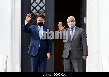 Lisbonne, Portugal. 7 juillet 2020. Le Premier ministre portugais Antonio Costa (R ) souhaite la bienvenue à son homologue italien Giuseppe Conte avant une réunion au Palais de Sao Bento à Lisbonne, Portugal, le 7 juillet 2020. Les deux dignitaires ont tenu des entretiens en vue de la prochaine réunion du Conseil européen, qui se tiendra à Bruxelles les 17 et 18 juillet, au cours desquels la proposition de la Commission pour le prochain cadre financier pluriannuel et le Fonds de redressement économique et social de l'Union européenne seront examinés. Crédit : Pedro Fiuza/ZUMA Wire/Alay Live News Banque D'Images