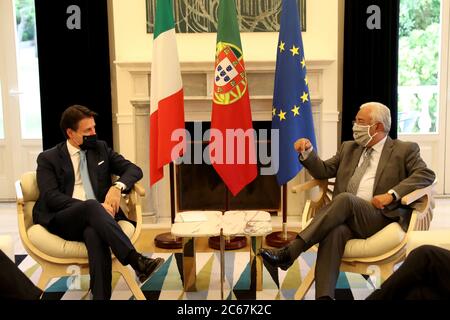 Lisbonne, Portugal. 7 juillet 2020. Le Premier ministre portugais Antonio Costa (R) et son homologue italien Giuseppe Conte tiennent une réunion au Palais de Sao Bento à Lisbonne, Portugal, le 7 juillet 2020. Les deux dignitaires ont tenu des entretiens en vue de la prochaine réunion du Conseil européen, qui se tiendra à Bruxelles les 17 et 18 juillet, au cours desquels la proposition de la Commission pour le prochain cadre financier pluriannuel et le Fonds de redressement économique et social de l'Union européenne seront examinés. Crédit : Pedro Fiuza/ZUMA Wire/Alay Live News Banque D'Images