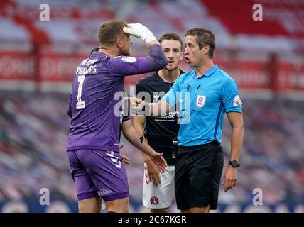 L'arbitre John Brooks attribue une pénalité à Brentford, comme le soutient le gardien de but Charlton Athletic Dillon Phillips lors du match du championnat Sky Bet à Griffin Park, Londres. Banque D'Images