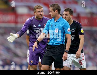 L'arbitre John Brooks attribue une pénalité à Brentford, comme le soutient le gardien de but Charlton Athletic Dillon Phillips lors du match du championnat Sky Bet à Griffin Park, Londres. Banque D'Images