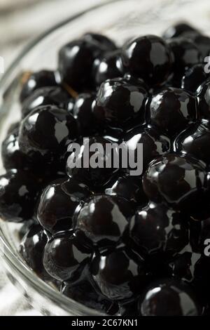 Tapioca bio cru cuit boules de perles dans un bol Banque D'Images