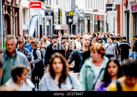 L'agitation dans les rues commerçantes de kalverstraat, les gens font de nouveau du shopping et les touristes viennent à Amsterdam. Banque D'Images