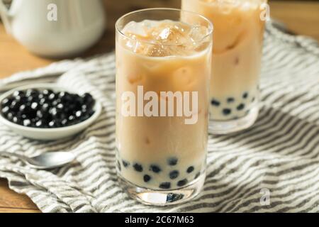 Thé au lait de Boba maison rafraîchissant avec du tapioca Pearls Banque D'Images