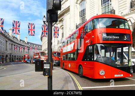 Bus à impériale à Piccadilly Circus, Londres Banque D'Images