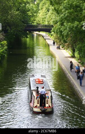 Navigation paisible dans le canal Regent's, Londres Banque D'Images