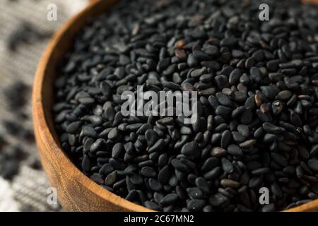 Graines de sésame noir biologique sèches et crues dans un bol Banque D'Images