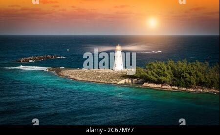 Phare au coucher du soleil à Nassau, aux Bahamas.