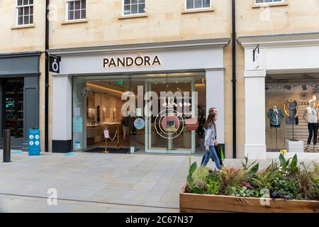 Gros plan de l'extérieur du magasin Pandora à St Lawrence Street, Southgate, Bath, Angleterre, Royaume-Uni Banque D'Images