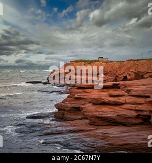 Falaises de grès le long de la rive nord de l'Île-du-Prince-Édouard, Canada, dans le parc national de l'Île-du-Prince-Édouard. Banque D'Images