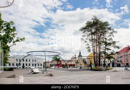 Võru, Võrumaa/Estonia-06JUL2020: Place principale de la ville de Võru en Estonie, Europe. Espace loisirs. Voru. Banque D'Images