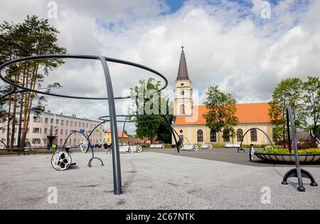 Võru, Võrumaa/Estonia-06JUL2020: Place principale de la ville de Võru en Estonie, Europe. Espace loisirs. Voru. Banque D'Images