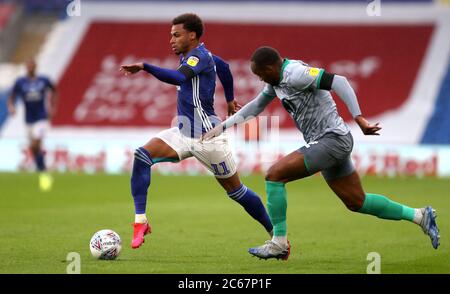 Josh Murphy de Cardiff (à gauche) et Ryan Nyambe de Blackburn Rovers se disputent le ballon lors du match de championnat Sky Bet au stade de Cardiff City. Banque D'Images