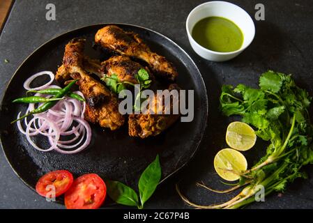 Poulet Tandoori, une spécialité indienne arrangé avec tous les condiments et l'utilisation de la focalisation sélective Banque D'Images