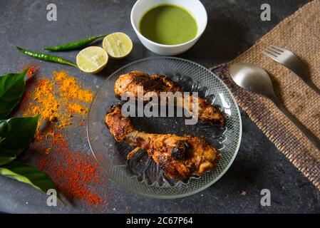 Morceaux de poulet Tandoori sur une assiette avec d'autres ingrédients et utilisation de focus sélectif Banque D'Images