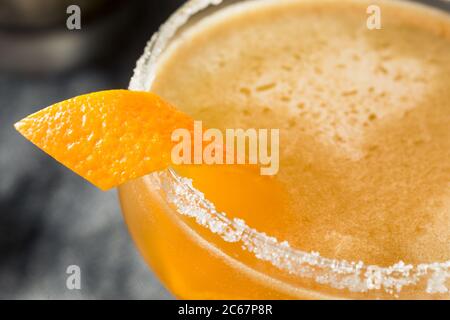 Cocktail Orange Sidecar avec plateau de sucre Banque D'Images