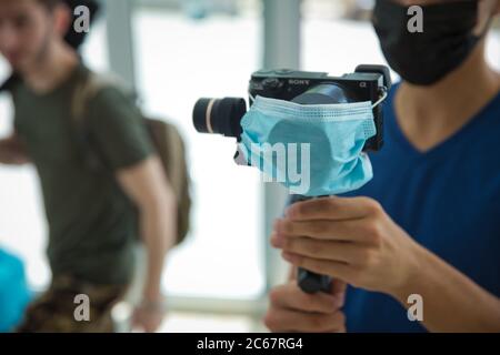 Opérateur de nacelle avec équipament noir - stabilisateur et caméra de cinéma . Un homme non identifié tenant la nacelle un stabilisateur de caméra . Homme tenant la nacelle Banque D'Images