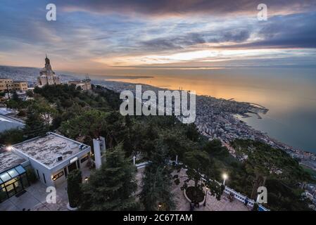 Vue aérienne depuis la grande statue du sanctuaire marial notre-Dame du Liban et un site de pèlerinage dans la ville de Harissa au Liban Banque D'Images