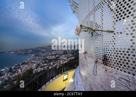 Vue depuis la grande statue du sanctuaire notre-Dame du Liban et un lieu de pèlerinage dans la ville de Harissa au Liban Banque D'Images