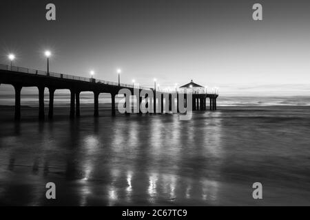 Manhattan Beach Pier illuminé au coucher du soleil, Californie, États-Unis Banque D'Images